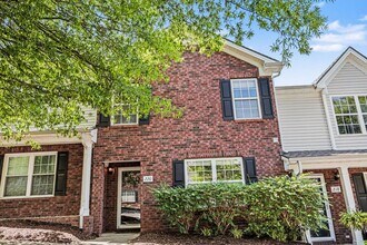 Building Photo - Charming Townhome near Percy Priest