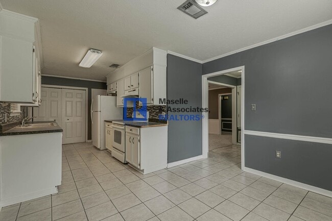 Building Photo - 5 Bedroom/2 Bath Home in Bellegrove Subdiv...
