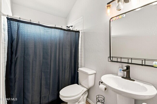 Building Photo - 2437 Fletcher Pl