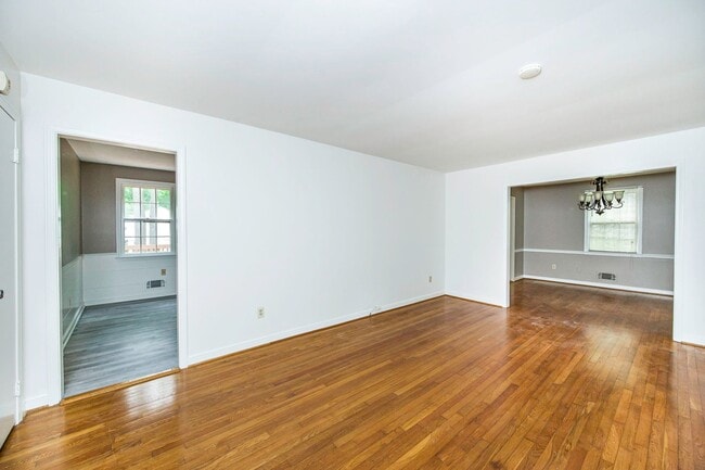 Building Photo - Charming 3BR Home with Hardwood Floors, Fireplace & Bright Living Spaces in Midlothian