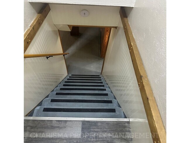 Building Photo - Spacious 2 Bedroom, 1.5 Bath Home, Newly U...