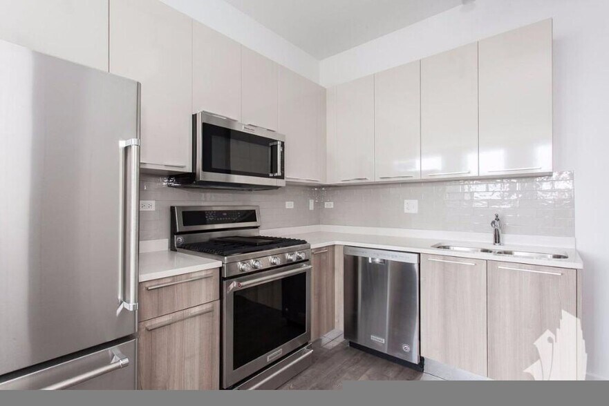Building Photo - 931 W Dakin St