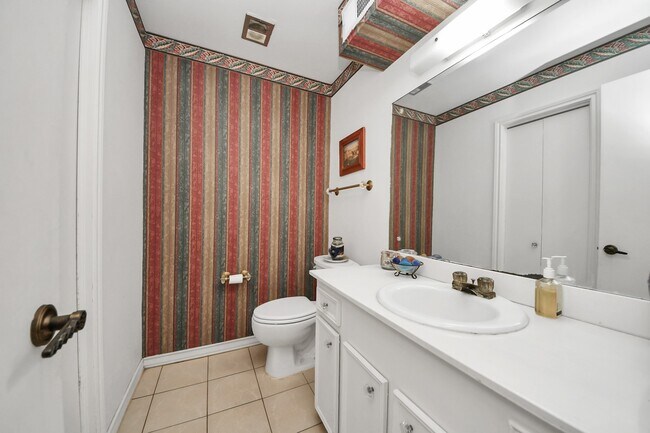 Building Photo - 17 Winged Foot Dr