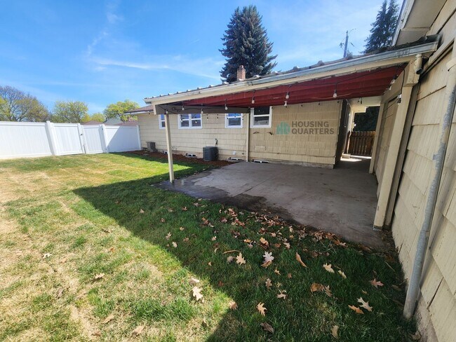 Building Photo - Beautiful single family home just minutes from Argonne and Upriver Drive!