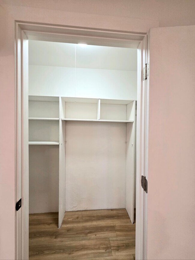 Building Photo - 300 S Franklin Ave