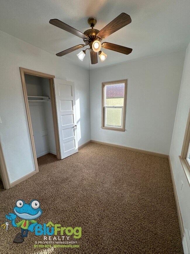 Building Photo - EZ - 402 Duplex