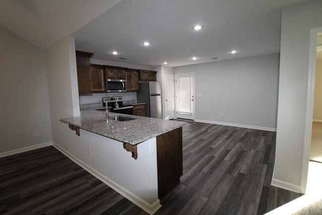 Building Photo - 581 Brushwood Dr