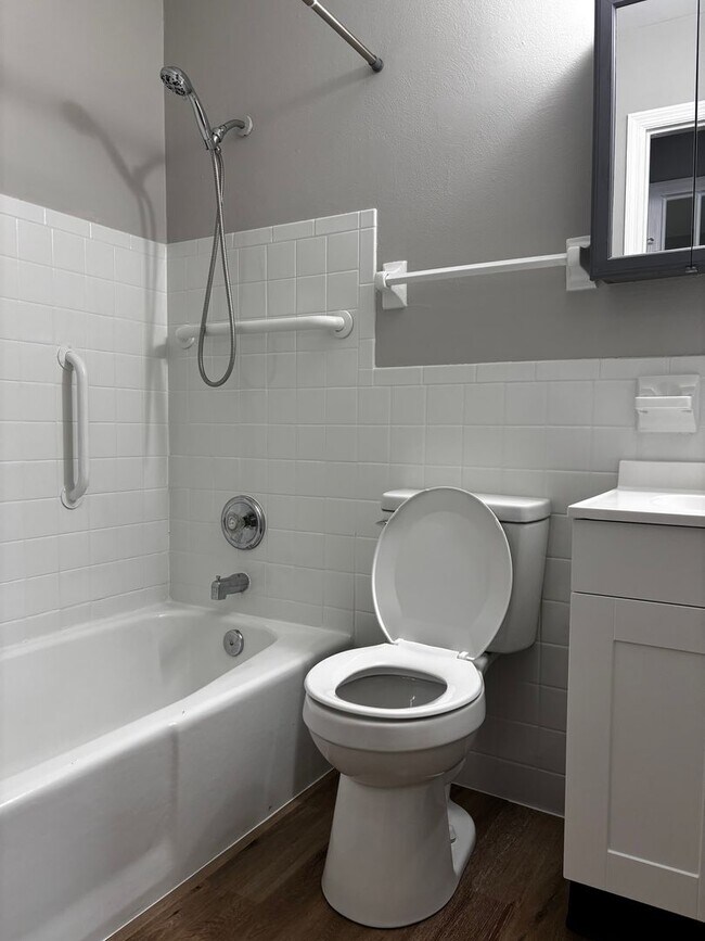 Building Photo - Beautiful 2 bed 1.5 bath Duplex with spacious backyard!