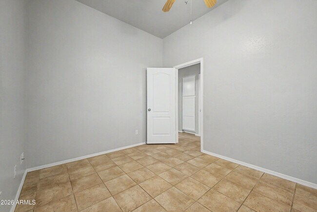 Building Photo - 8634 E Hillview St