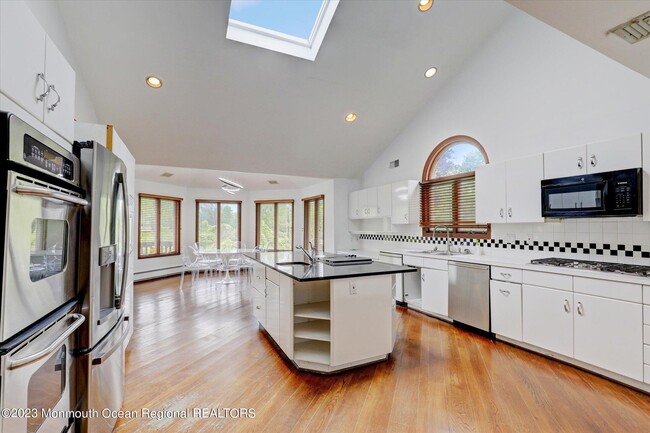 Building Photo - 84 Wickapecko Dr