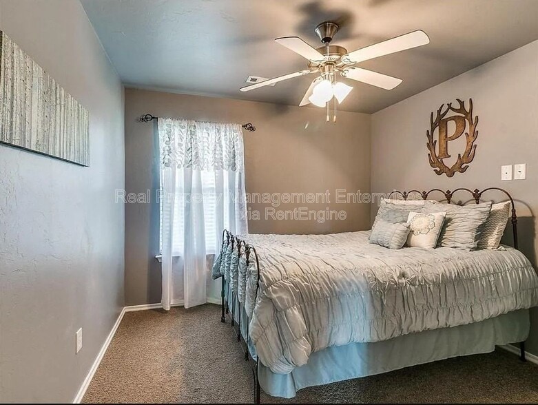 Building Photo - 532 W Shadow Ridge Way