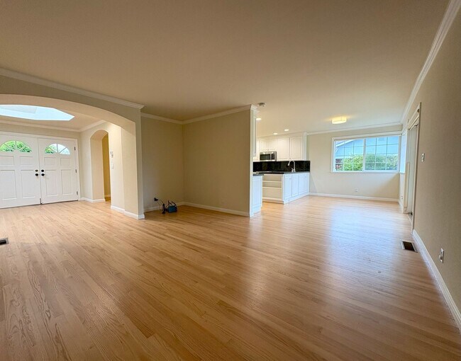 Building Photo - Beautifully Updated 4-Bedroom Home in Prime Mountain View Location!