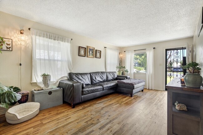 Building Photo - 515 W San Miguel St