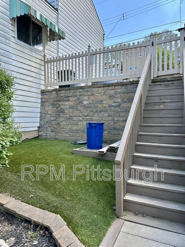 Building Photo - 138 Pius St
