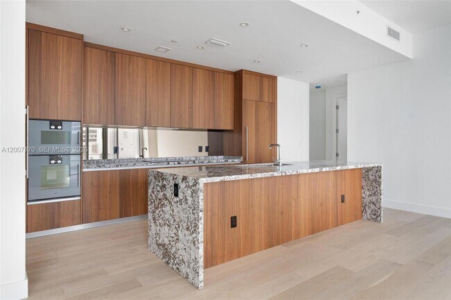 Building Photo - 175 SE 25th Rd