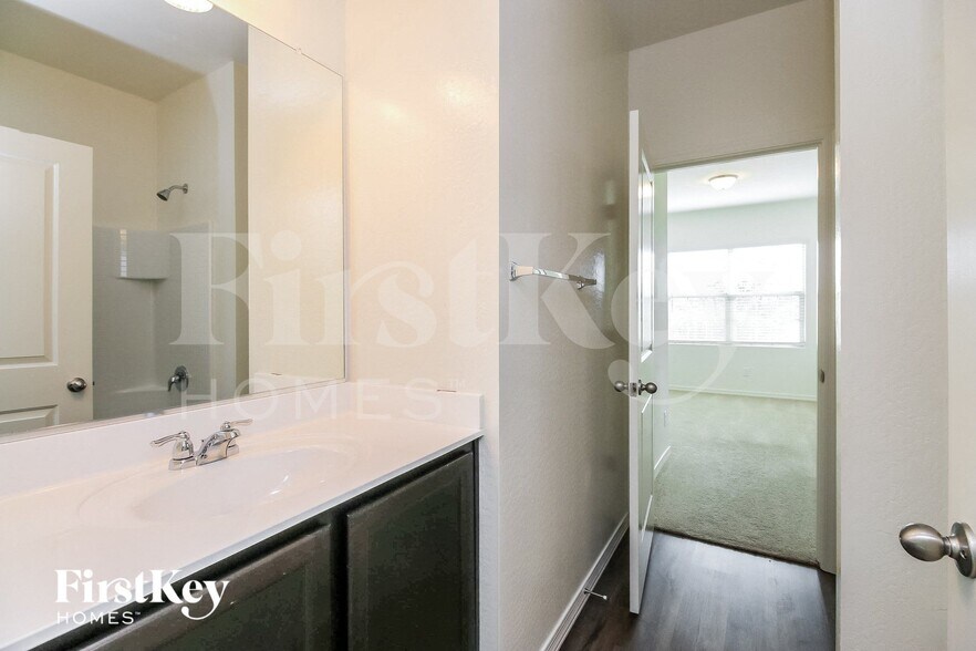 Building Photo - 370 W Powell Dr