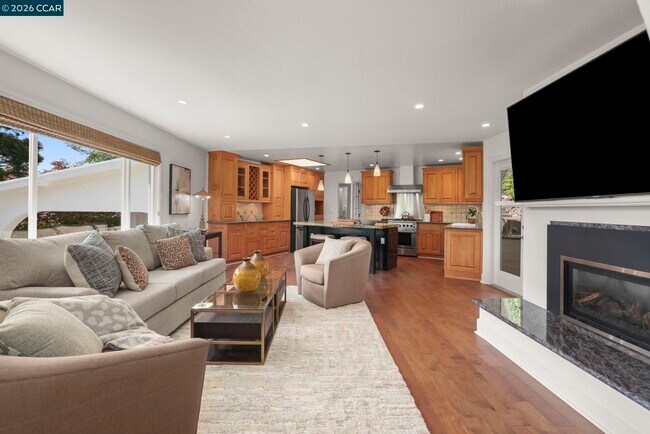 Building Photo - 10 Darnby Ct