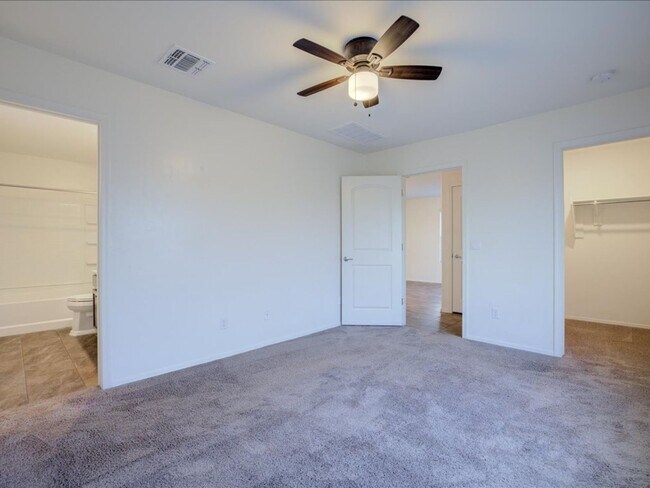 Building Photo - 3 Bedroom 2 Bathroom + Flex Room