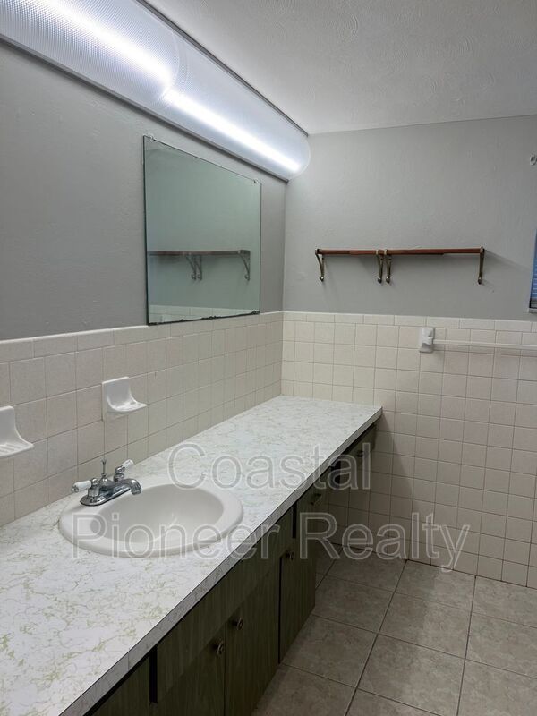 Building Photo - 5825 Elm St