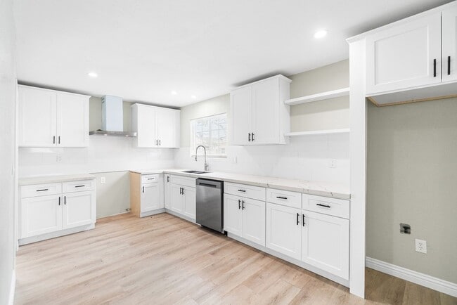 Building Photo - RECENTLY REMODELED, BRIGHT & AIRY 3BR2BA HOUSE ON SPACIOUS CORNER LOT W/ LARGE WRAP AROUND YARD &...