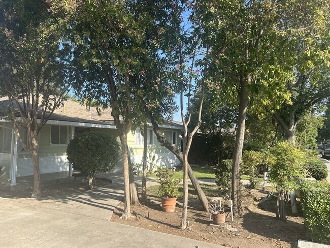 Building Photo - 137 Las Flores Ave