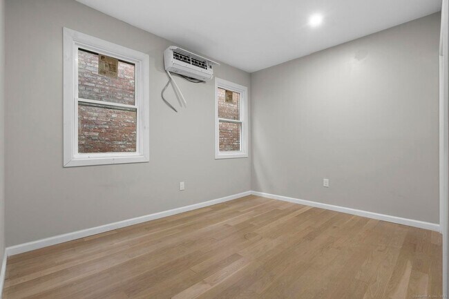 Building Photo - 140 Grand St