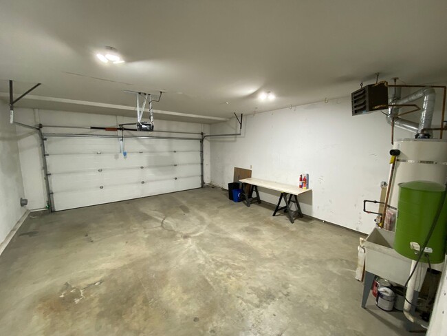 Building Photo - Beautifully maintained (3) bedroom, (2) ba...
