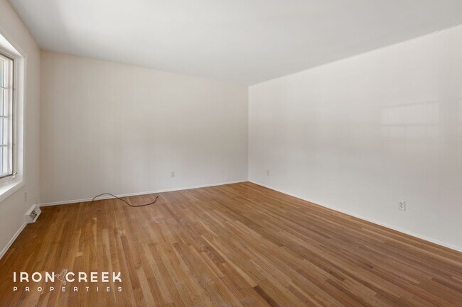 Building Photo - Beautiful Two-Bedroom with Fenced Yard in ...