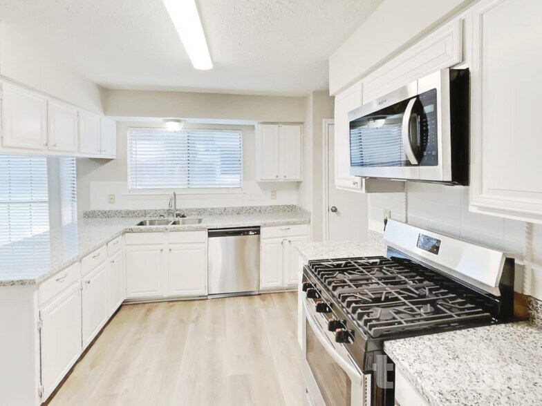 Building Photo - 8111 Silver Fir Dr