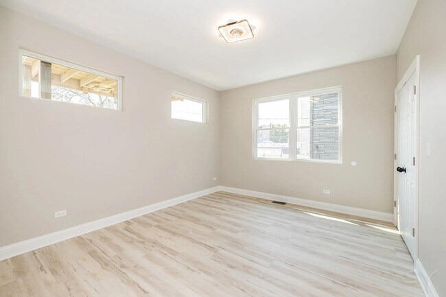 Building Photo - 1044 N Springfield Ave