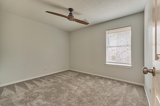 Building Photo - 27 E Russet Grove Cir