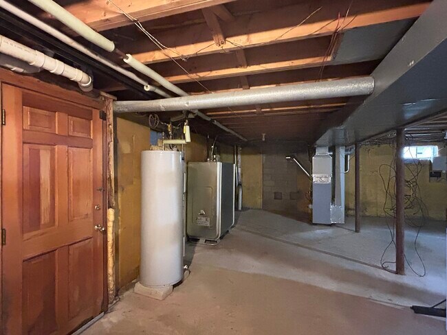 Building Photo - 42 Edgewood Rd