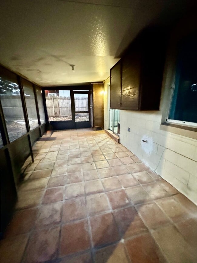 Building Photo - Comfortable Duplex for Lease!