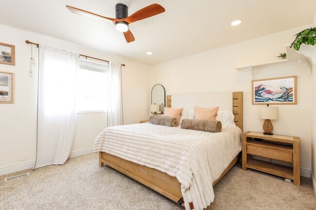 Building Photo - 6 Bed/6 Bathroom house in Riverton