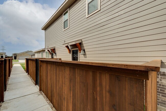 Building Photo - AVAILABLE NOW! GORGEOUS 2 BEDROOM FOUR PLEX LOCATED IN MIDLOTHIAN ISD!
