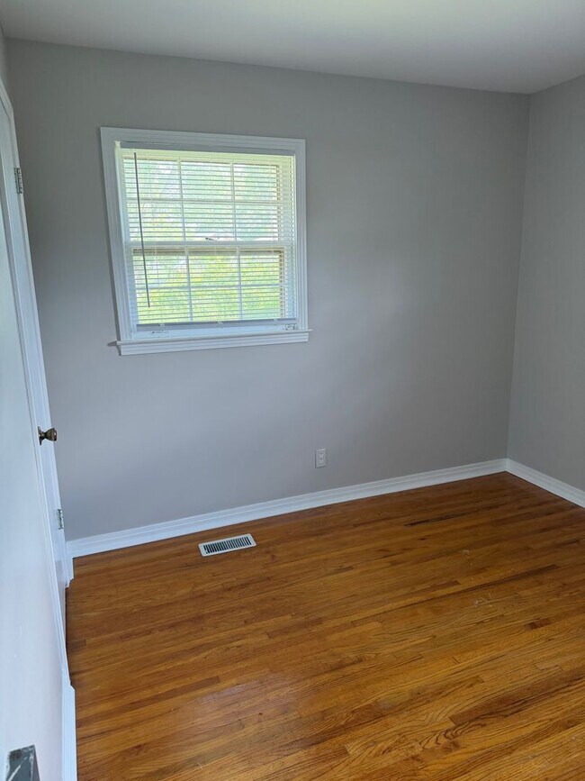 Building Photo - Charming 3-bedroom,1-bath home w/Detached garage for rent in Springfield, Tennessee.