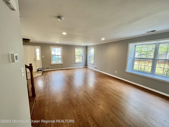 Building Photo - 833 Mariposa Ct