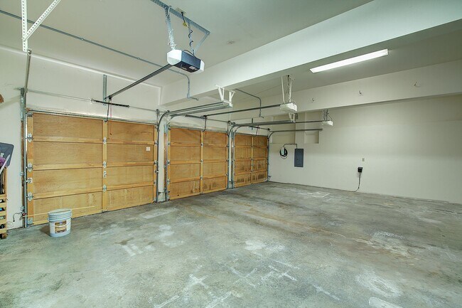 Building Photo - 4bd/4ba Kirkland House