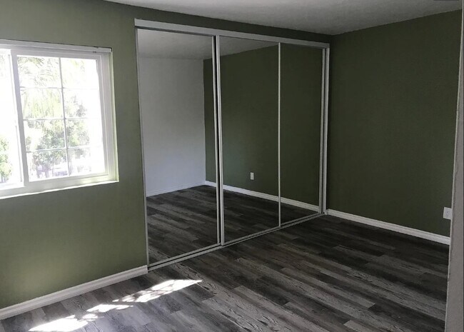 Building Photo - 5051 La Jolla Blvd