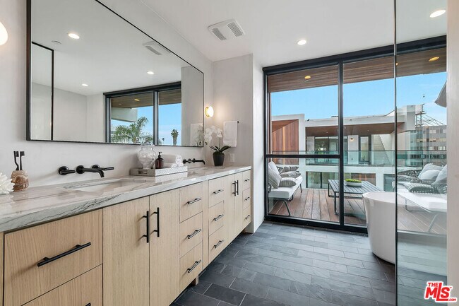 Building Photo - 610 S Van Ness Ave