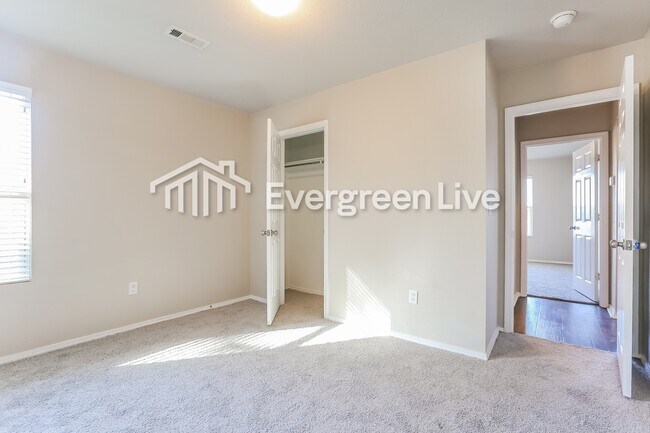 Building Photo - 12 Spring Ridge Lane