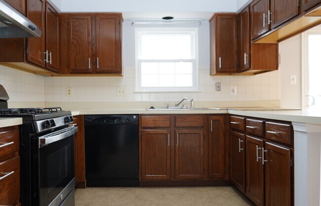 Building Photo - 4 Bedroom 3.5 Bath Townhome in Woodbridge, VA