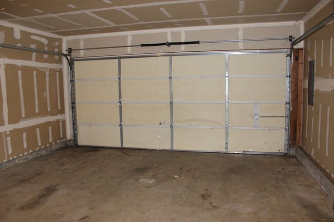 Building Photo - 3 br, 2.5 ba home in quiet Scappoose neighborhood