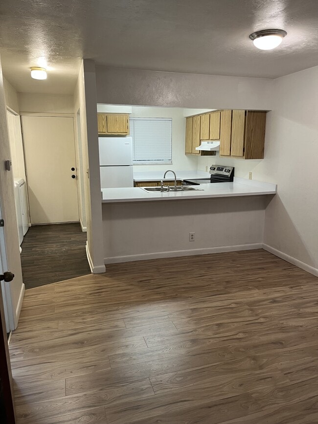 Building Photo - 2560 SW 31st Pl