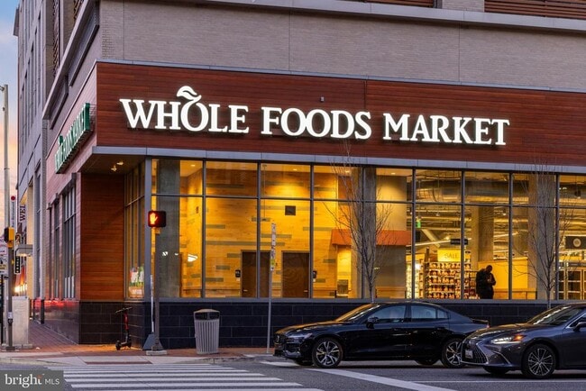 Building Photo - 675 S President St