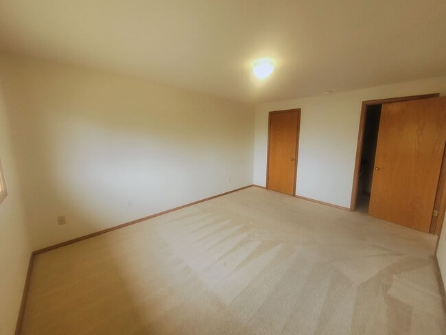 Building Photo - Charming Split-level 4 Bedroom Home - E Mc...