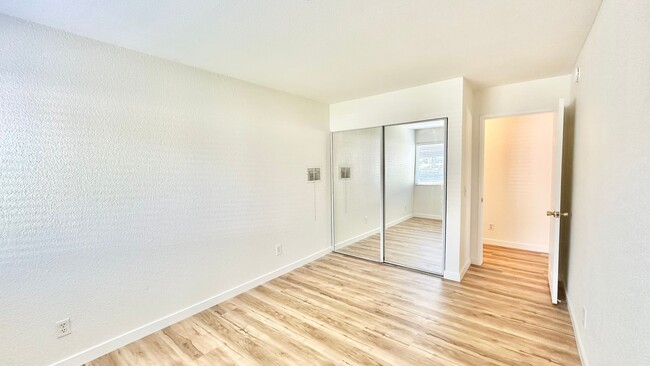 Building Photo - Darling, Entry Level, Corner-End Condo Uni...