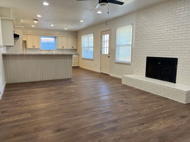 Building Photo - Newly Remodeled 3 bed 2 bath