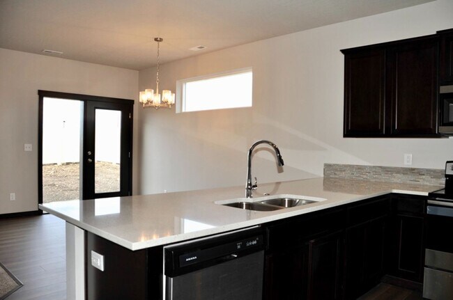 Building Photo - Woodbridge South Neighborhood 3/2