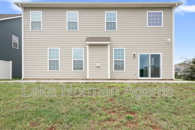 Building Photo - 196 Longleaf Dr